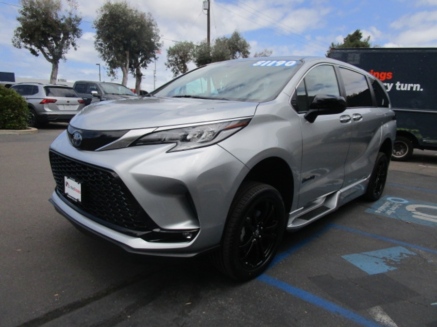 Used 2023 Toyota Sienna Hybrid XSE Sport - BraunAbility Side Entry Entry Fold Out Automatic Ramp