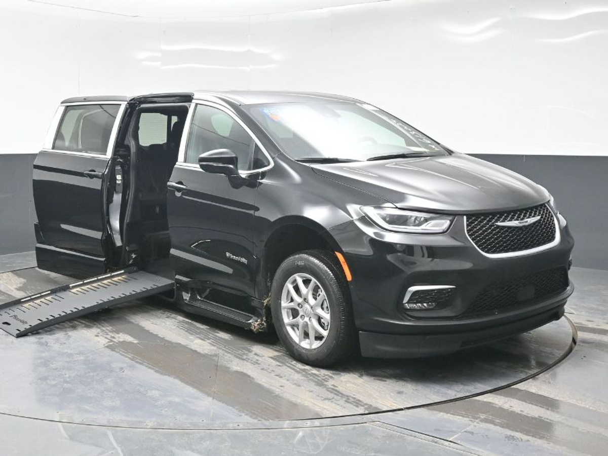 Black Chrysler Pacifica image number 25