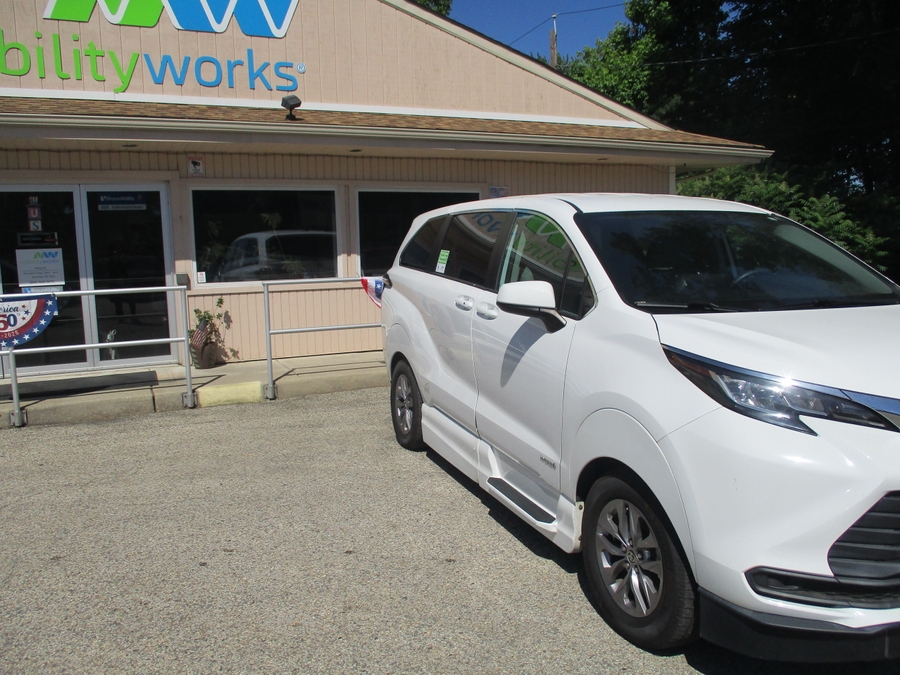 White Toyota Sienna image number 2