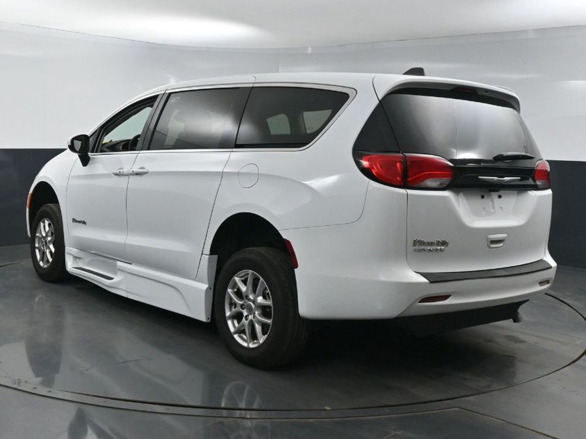 White Chrysler Voyager image number 4