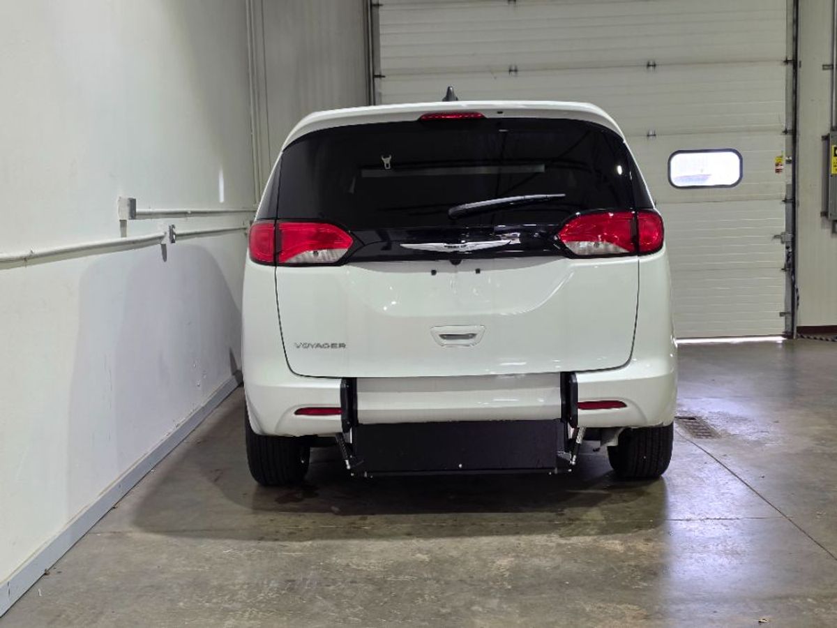 White Chrysler Voyager image number 5