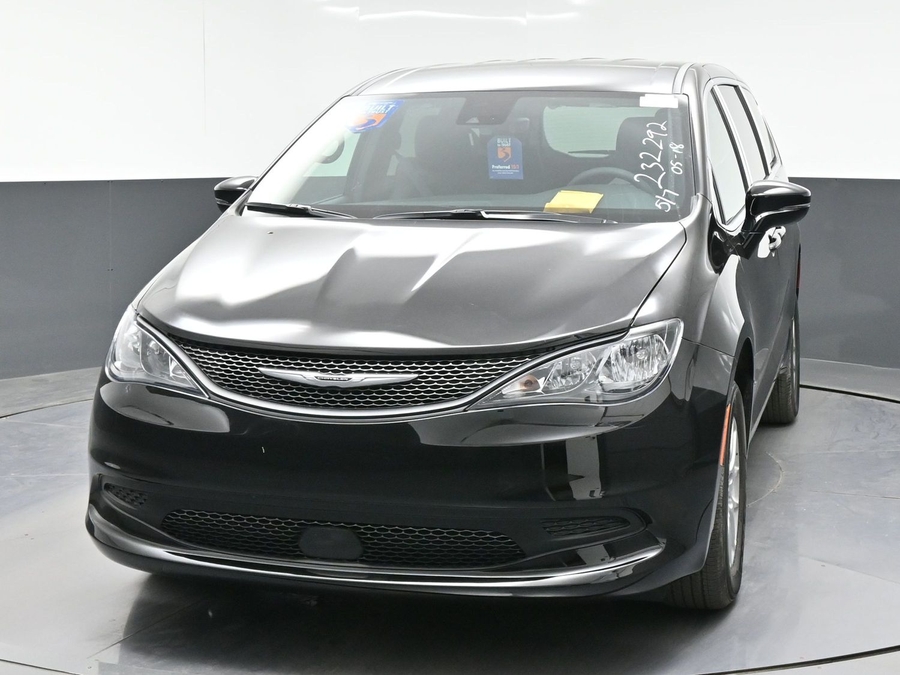 Black Chrysler Voyager image number 22
