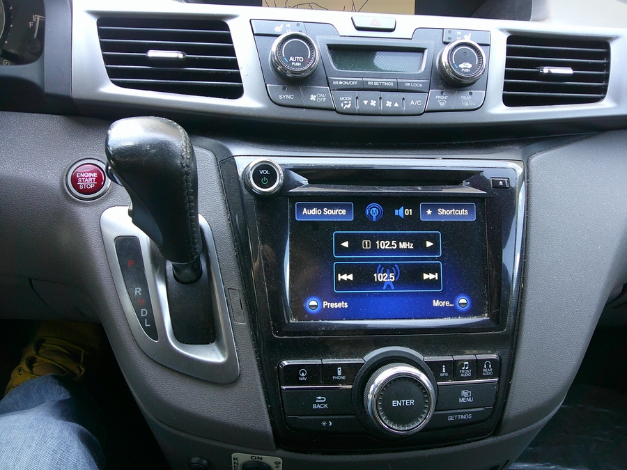 Silver Honda Odyssey image number 9