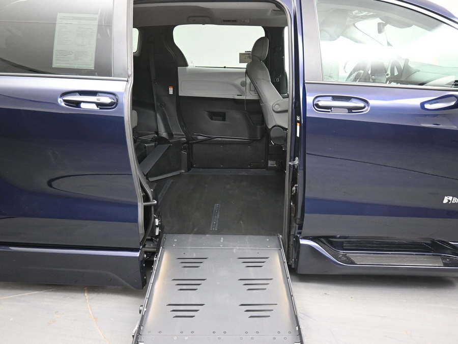 New 2026 Toyota Sienna Hybrid XLE Base - BraunAbility Side Entry Entry Fold Out Automatic Ramp