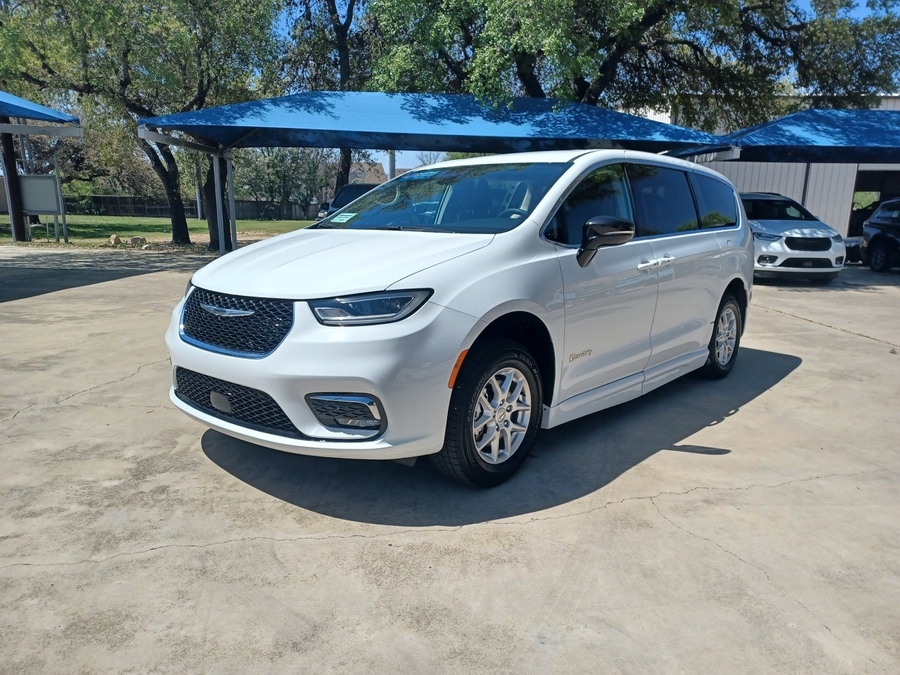 White Chrysler Pacifica image number 5