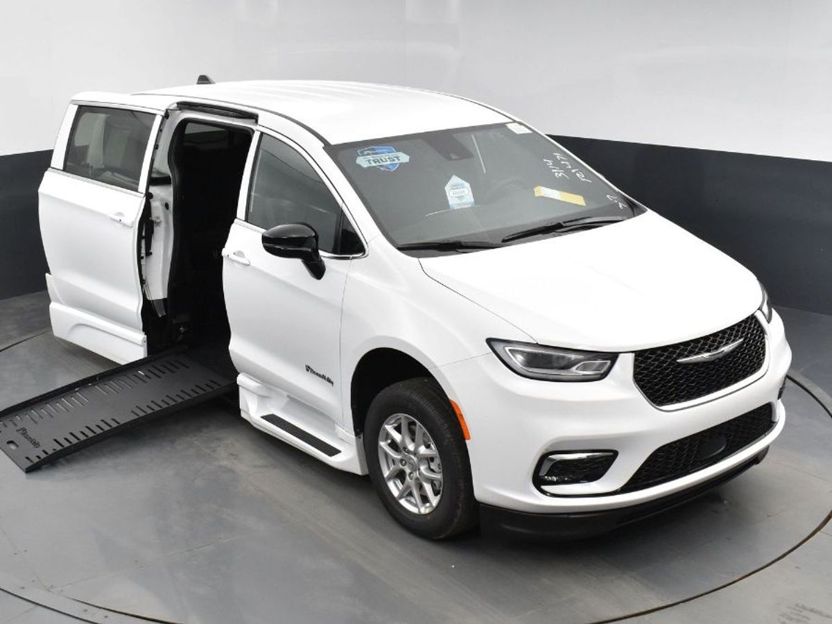 2024 Chrysler Pacifica Touring - Photo 15