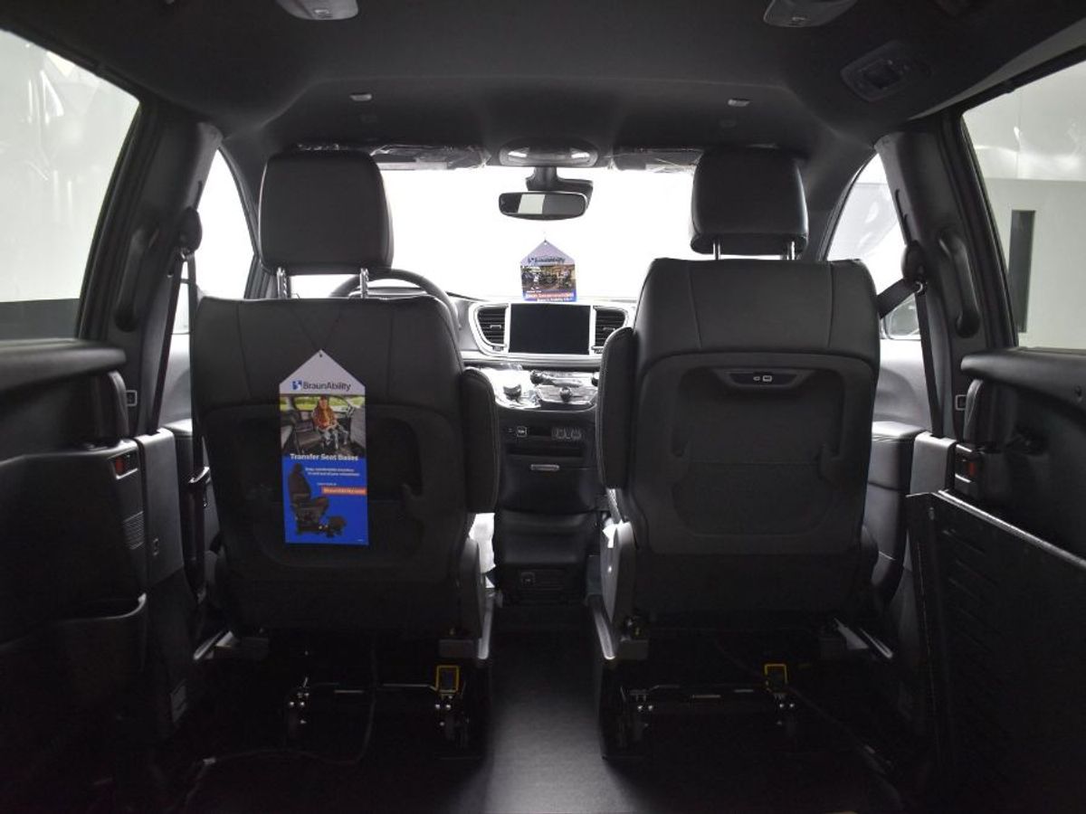 Grey Chrysler Pacifica image number 6