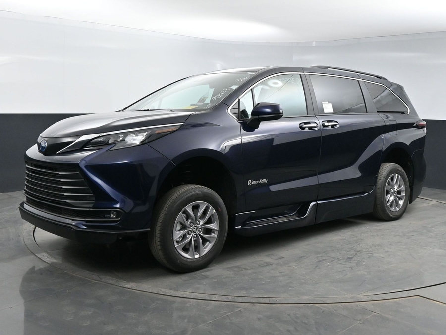 New 2026 Toyota Sienna Hybrid XLE Plus - BraunAbility Side Entry Entry Fold Out Automatic Ramp
