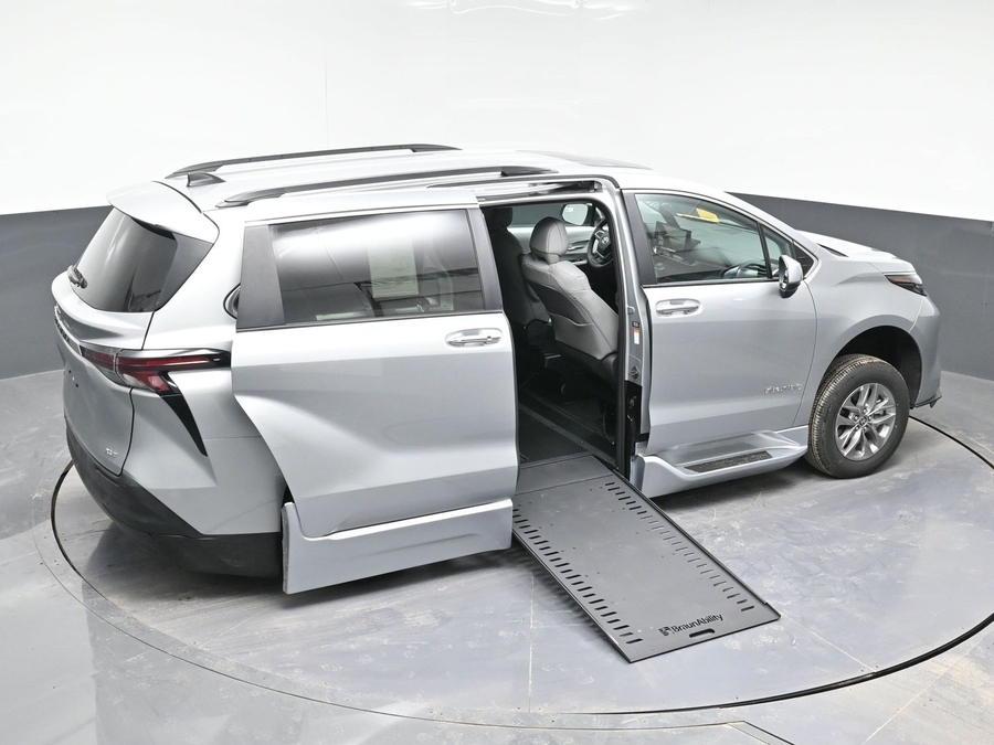New 2025 Toyota Sienna Hybrid XLE Plus - BraunAbility Side Entry Entry In Floor Automatic Ramp
