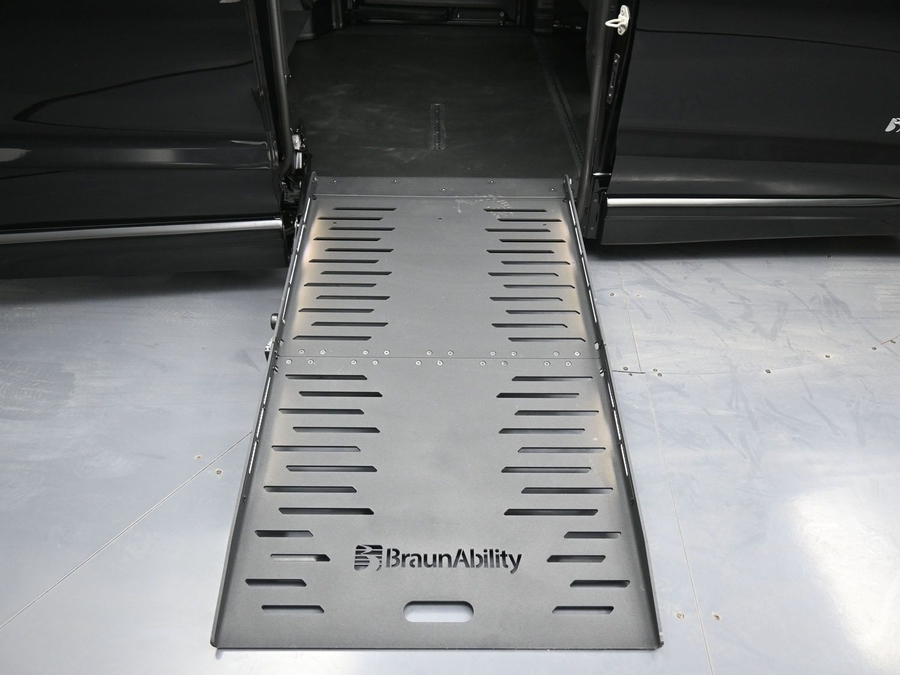 Black Chrysler Pacifica image number 10