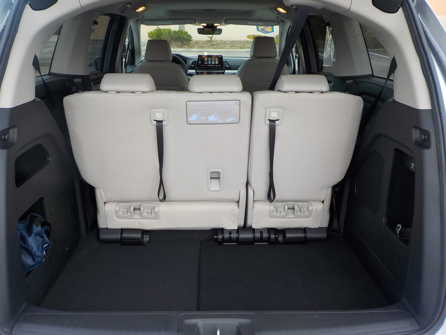 Silver Honda Odyssey image number 42