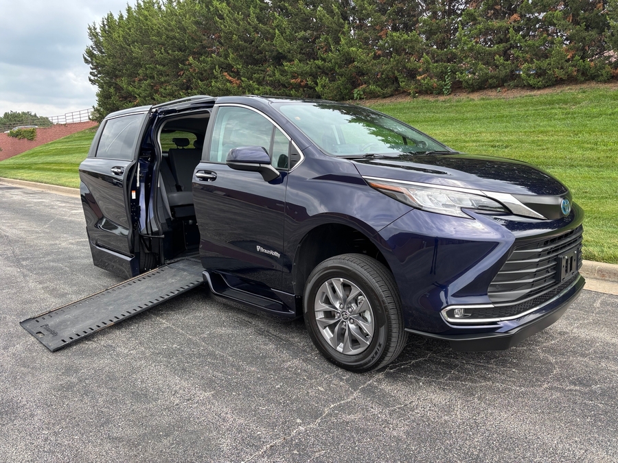 Used 2023 Toyota Sienna Hybrid XLE - BraunAbility Side Entry In Floor Automatic Ramp