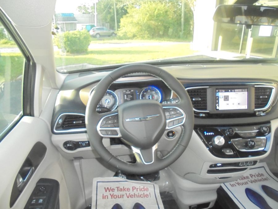 Grey Chrysler Voyager image number 12