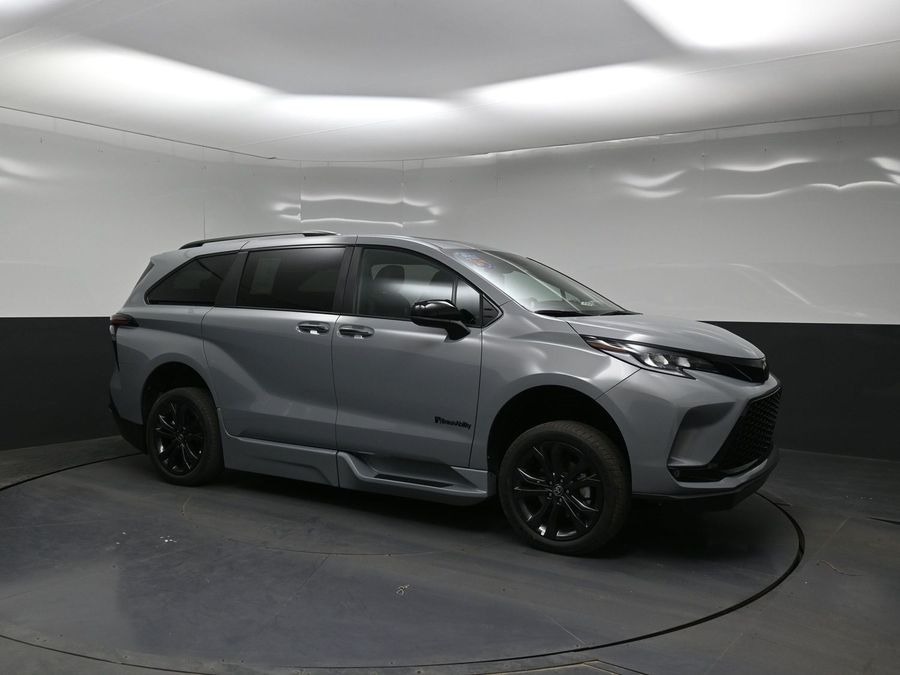 New 2026 Toyota Sienna Hybrid XSE Sport - BraunAbility Side Entry Entry In Floor Automatic Ramp