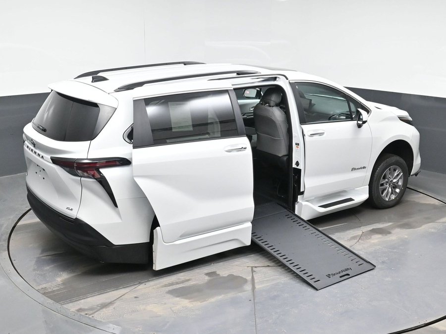 New 2026 Toyota Sienna Hybrid XLE Add - BraunAbility Side Entry Entry In Floor Automatic Ramp