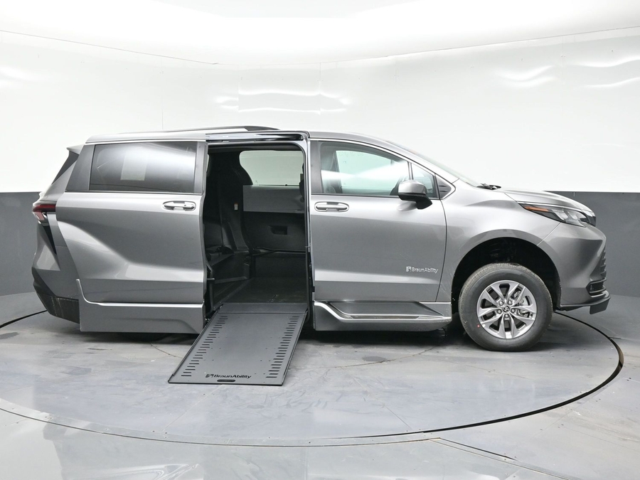 Grey Toyota Sienna image number 7