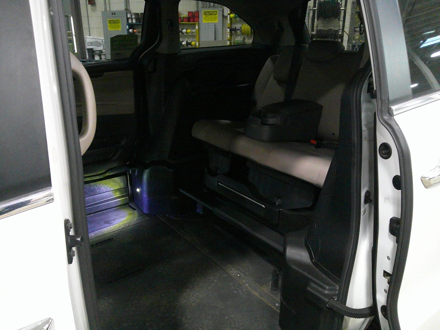 White Honda Odyssey image number 12