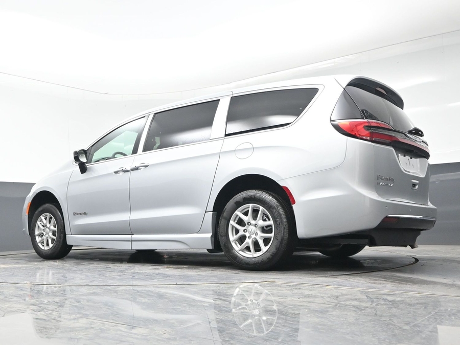 New 2026 Chrysler Pacifica Select Safety - BraunAbility Side Entry Entry Fold Out Automatic Ramp