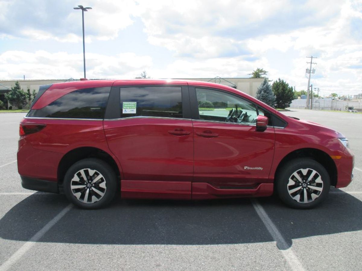 Red Honda Odyssey image number 6