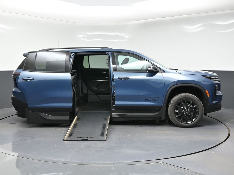New 2026 Chevrolet Traverse 1LT Midnight - BraunAbility Side Entry In Floor Automatic Ramp