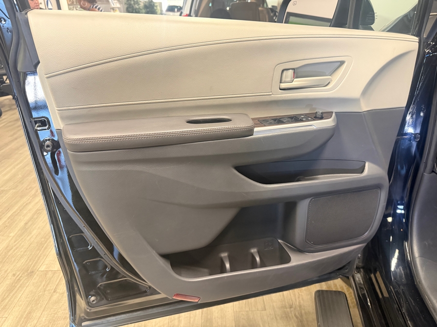 Imagen de la Toyota Sienna negra número 18