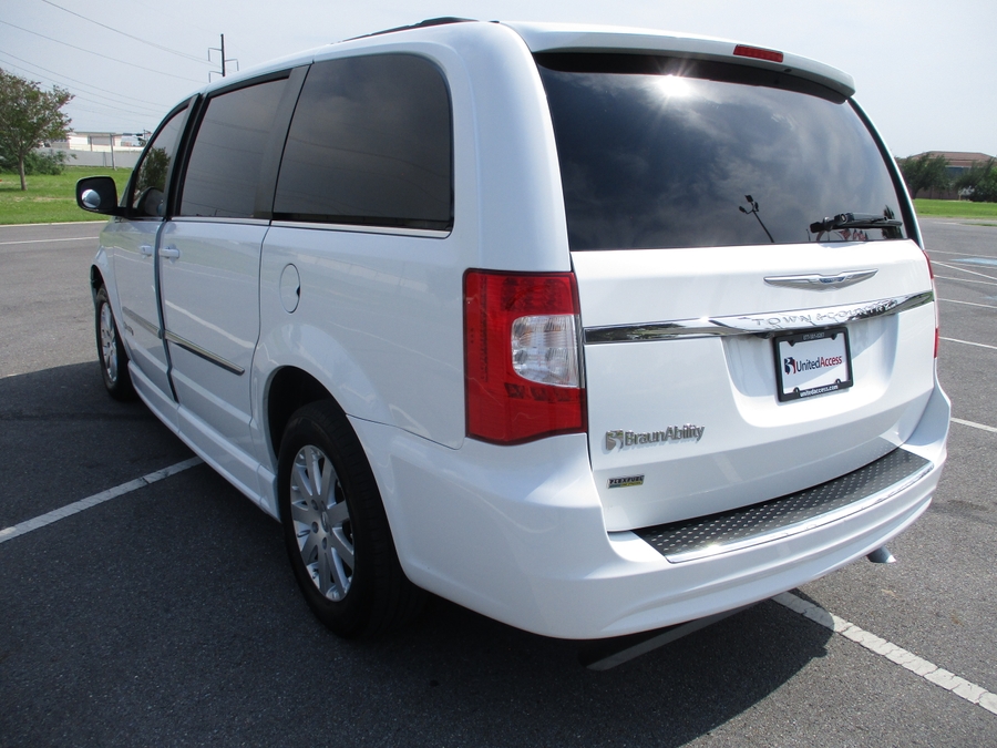 Used 2015 Chrysler Town and Country Touring - BraunAbility Side Entry Entry Fold Out Automatic Ramp