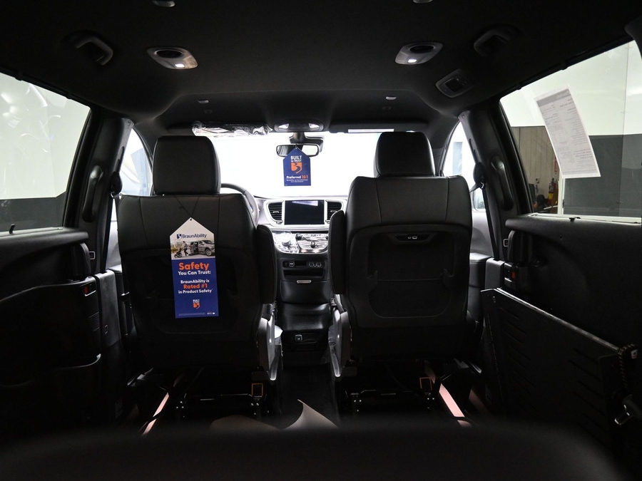 Black Chrysler Pacifica image number 14