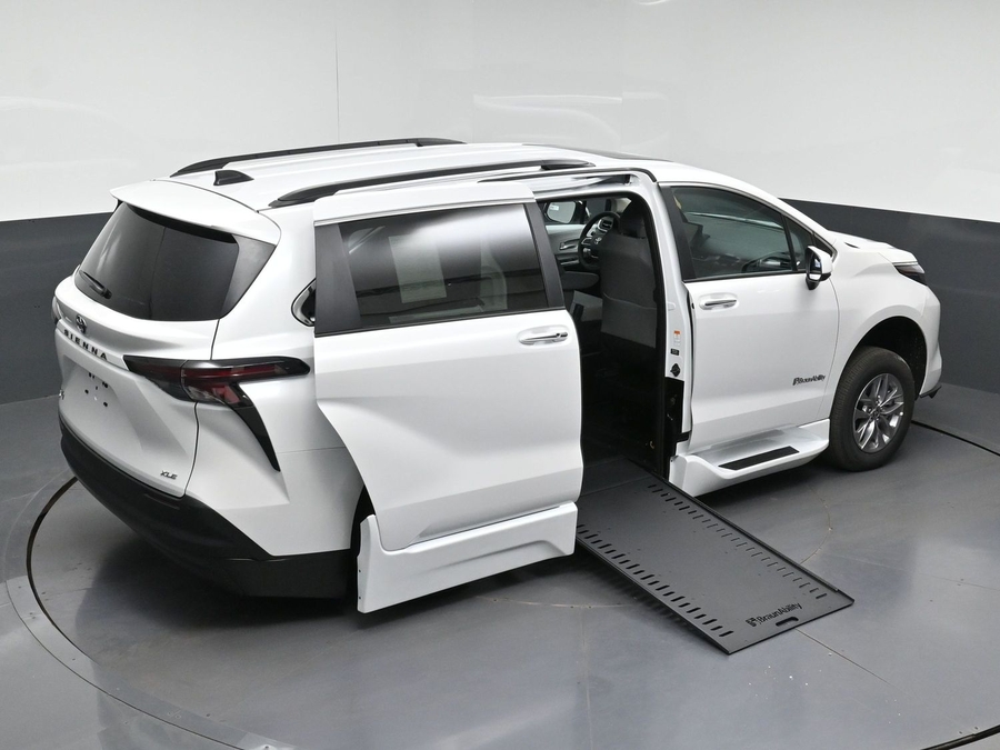 White Toyota Sienna image number 22