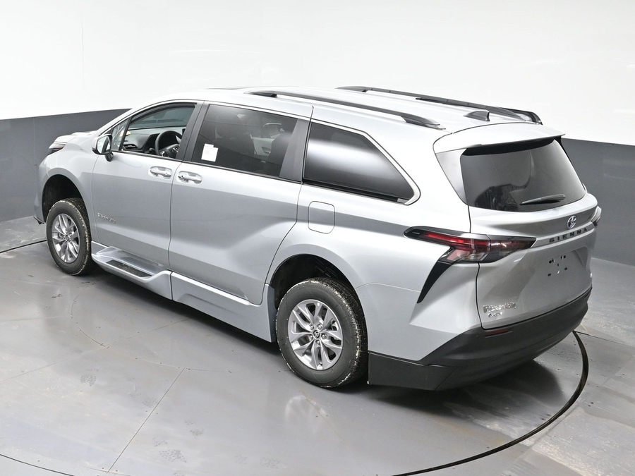 Silver Toyota Sienna image number 10