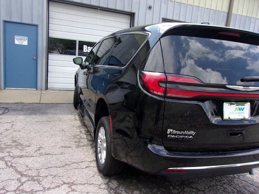 Grey Chrysler Pacifica image number 4