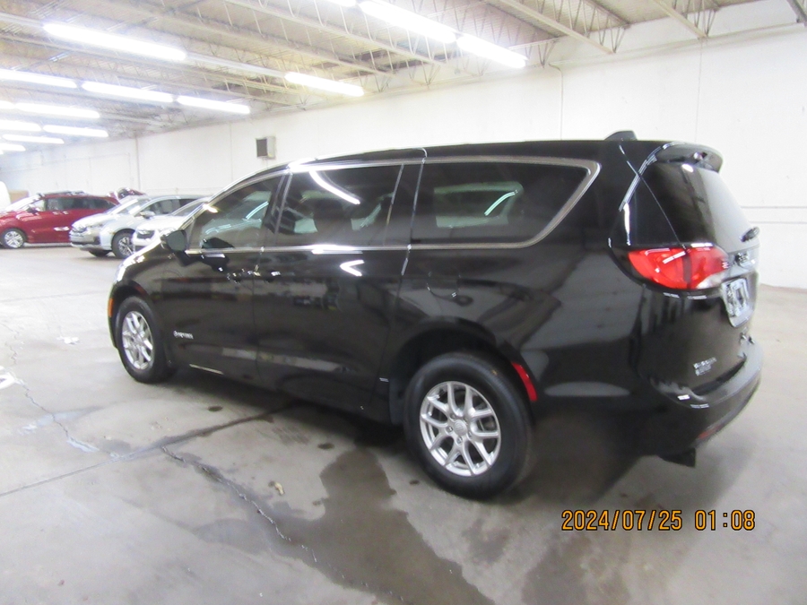Black Chrysler Voyager image number 9