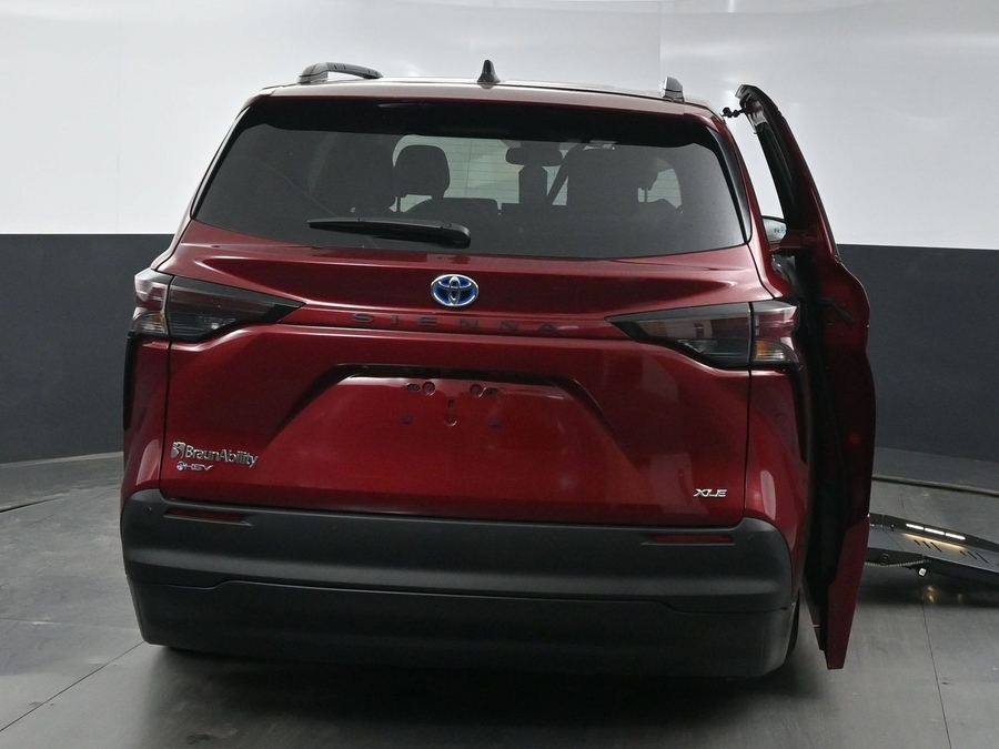 New 2025 Toyota Sienna Hybrid XLE Plus - BraunAbility Side Entry Entry Fold Out Automatic Ramp