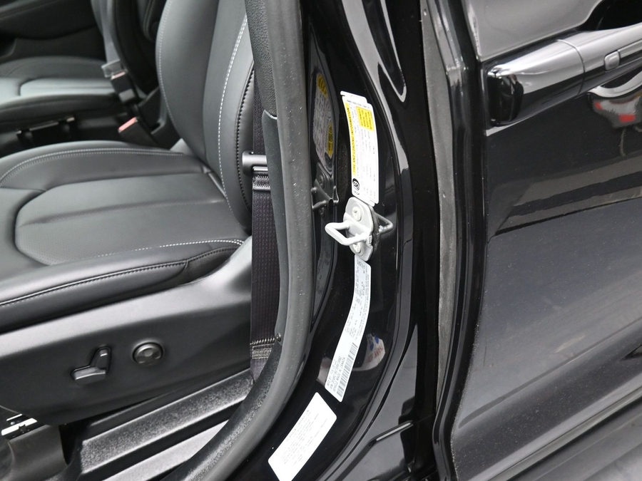 Black Chrysler Pacifica image number 16