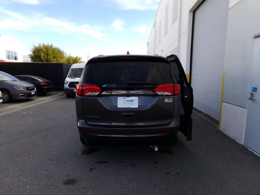 Grey Chrysler Voyager image number 13