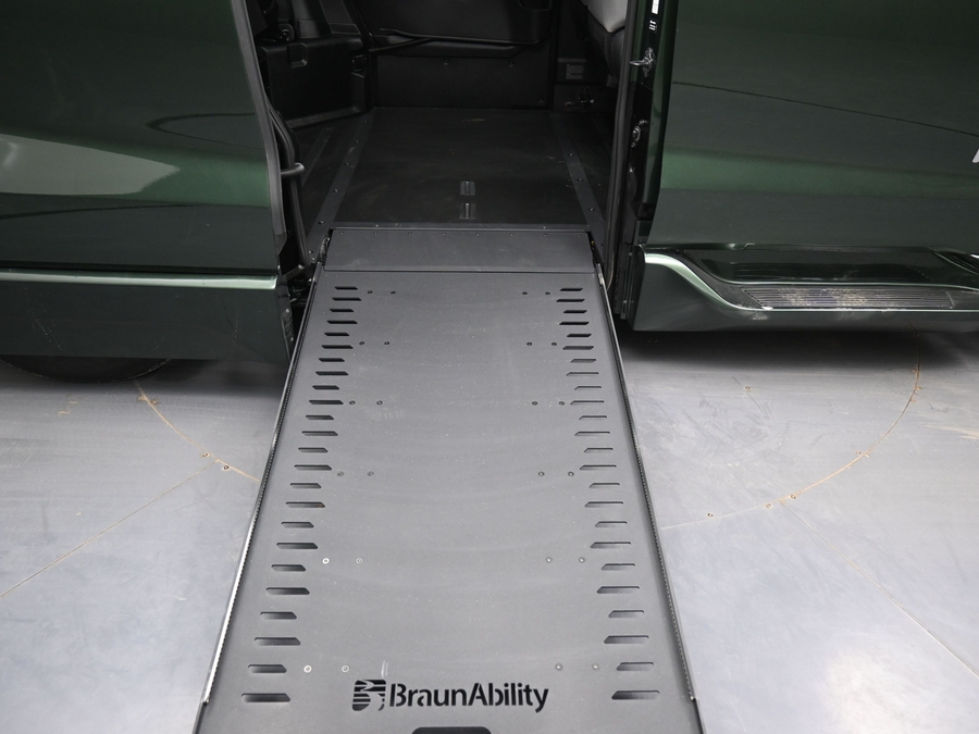 New 2026 Toyota Sienna Hybrid XLE Base - BraunAbility Side Entry Fold Out Automatic Ramp