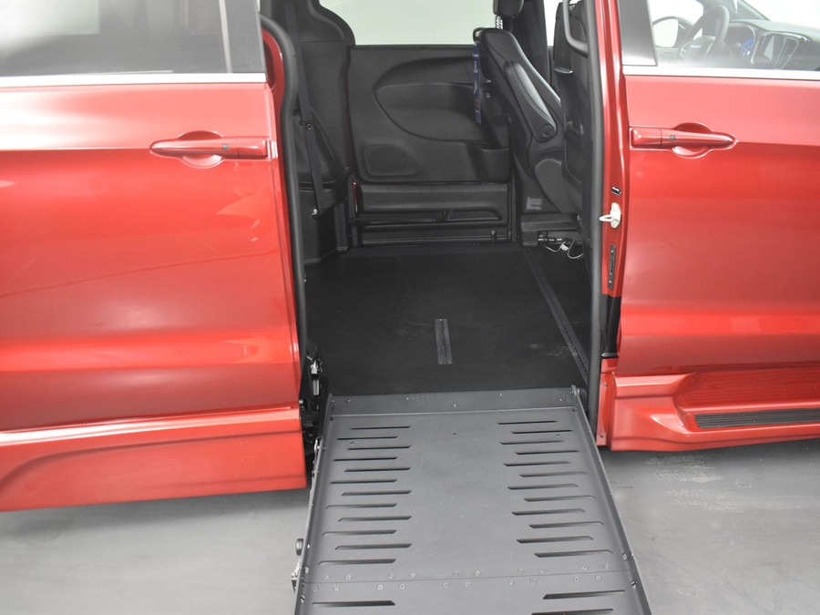 New 2025 Chrysler Pacifica Select Plus - BraunAbility Side Entry Entry Fold Out Automatic Ramp