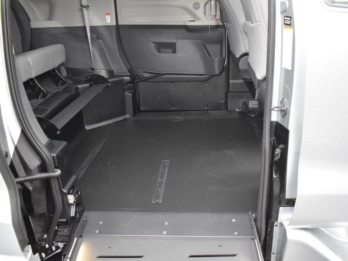 Silver Toyota Sienna image number 1
