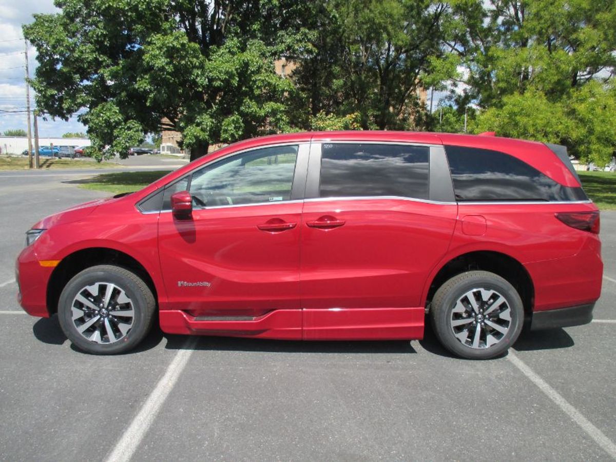 Red Honda Odyssey image number 2