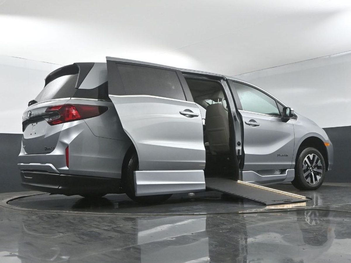 Silver Honda Odyssey image number 21
