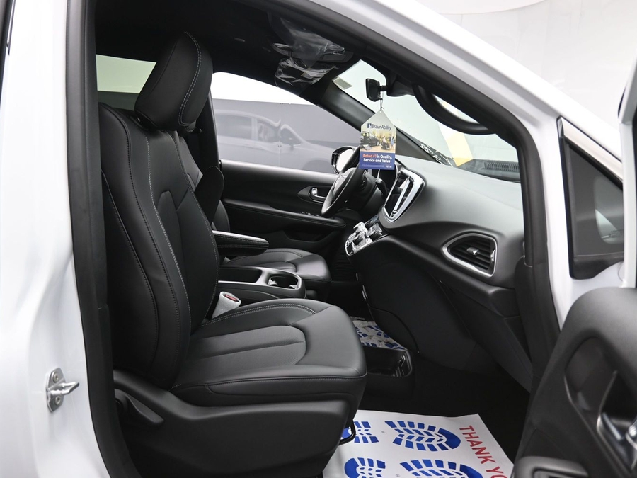 White Chrysler Voyager image number 11