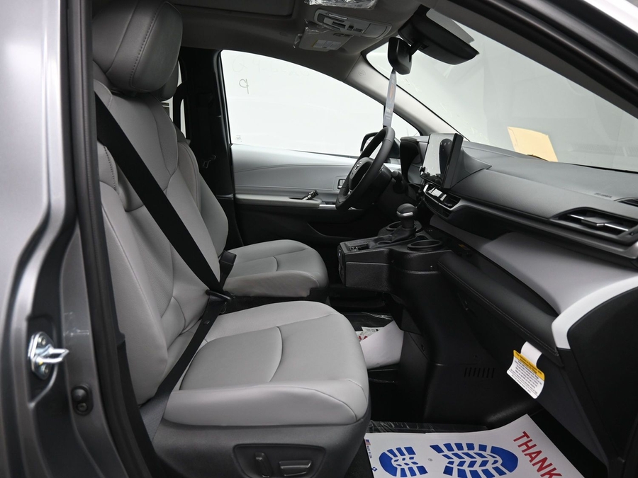 Grey Toyota Sienna image number 5