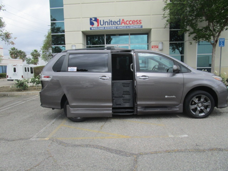 Used 2016 Toyota Sienna SE - BraunAbility Side Entry Entry Fold Out Automatic Ramp