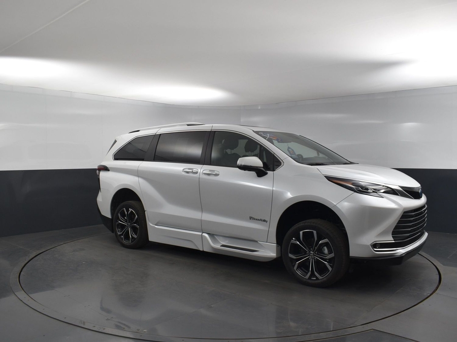 New 2025 Toyota Sienna Hybrid Platinum - BraunAbility Side Entry Entry Fold Out Automatic Ramp