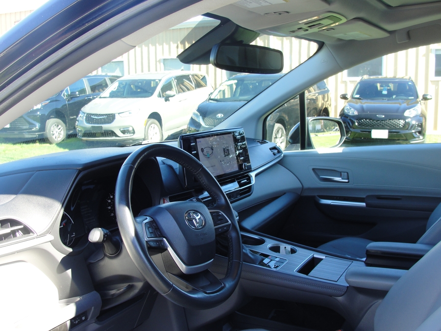 Black Toyota Sienna image number 10