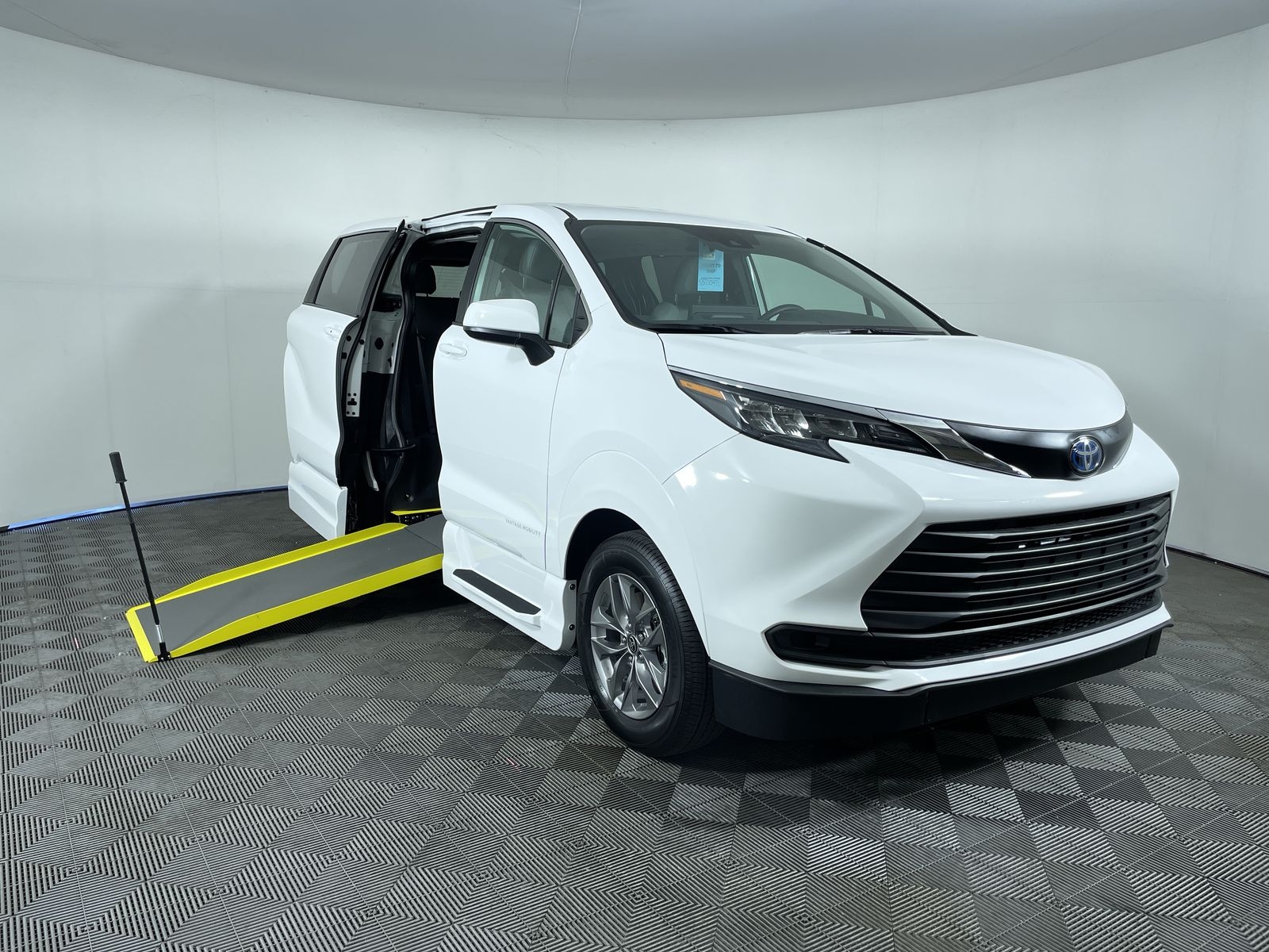 2025 Toyota Sienna AWD LE