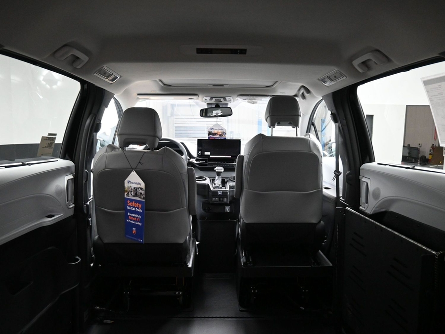 Black Toyota Sienna image number 15