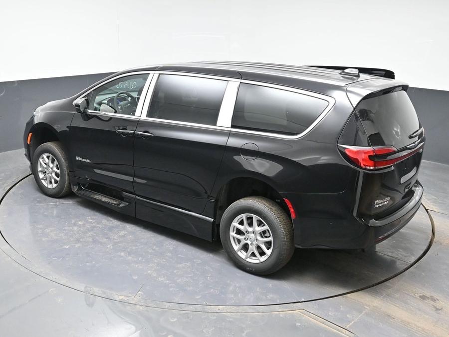 Black Chrysler Pacifica image number 24