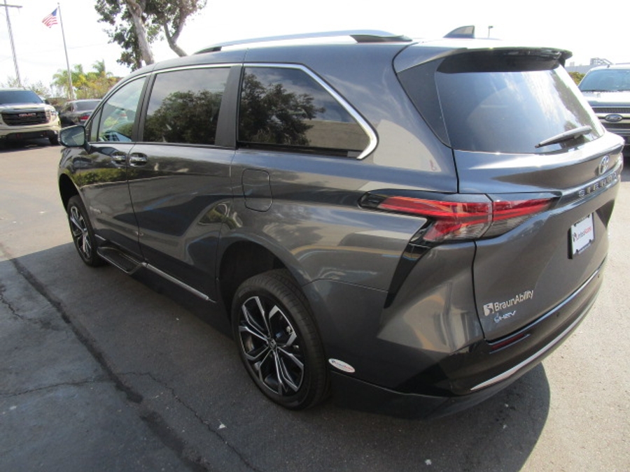 New 2025 Toyota Sienna Hybrid Platinum - BraunAbility Side Entry Entry Fold Out Automatic Ramp