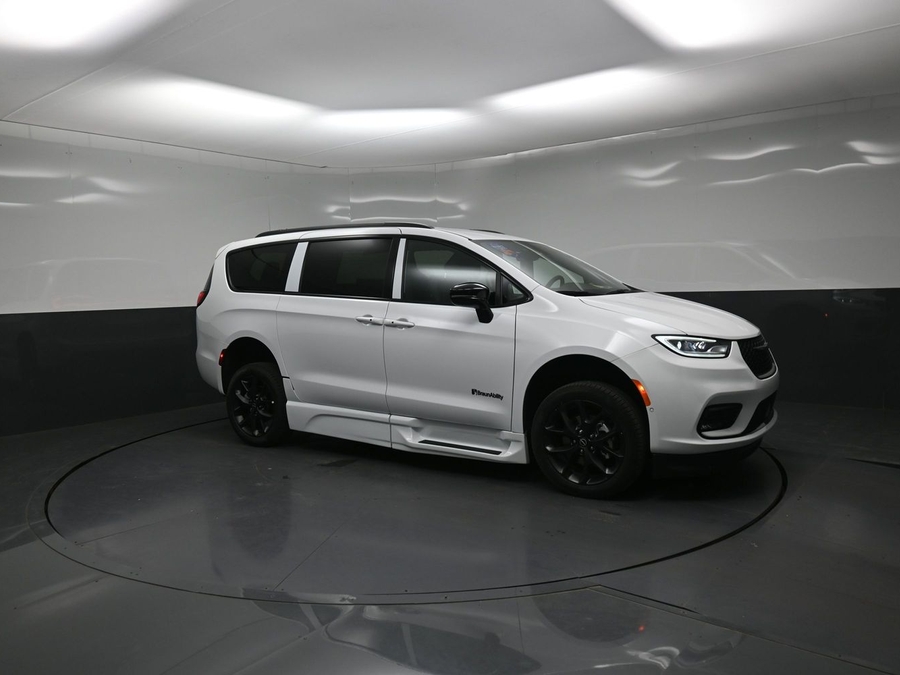New 2026 Chrysler Pacifica Select Sport - BraunAbility Side Entry In Floor Automatic Ramp