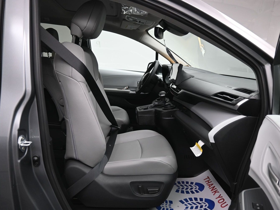 New 2026 Toyota Sienna Hybrid XLE Base - BraunAbility Side Entry Entry Fold Out Automatic Ramp